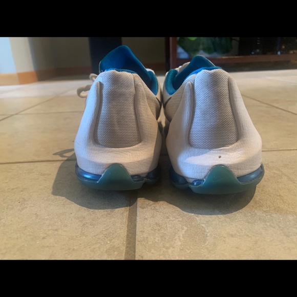 Boys Nike KD athletic shoes. Size 4y - Picture 4 of 5